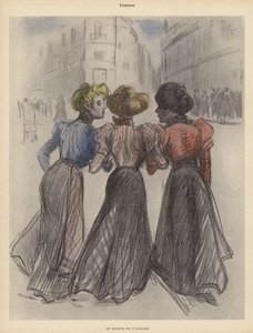Drei Frauen gehen die Straße entlang