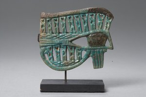 Wedjat-Augenamulett mit Figuren des Gottes Nehebkau