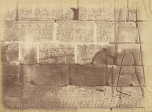 Nahaufnahme von Hieroglypheninschriften und Skulpturen (Liste der besiegten Nationen), Karnak