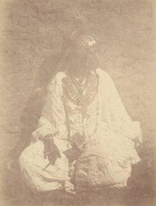 Porträt einer nordafrikanischen Frau, die an einer Wand sitzt von Théodule Devéria