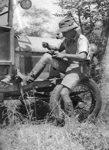 Chaplin Court Treatt, britischer Automobilpionier, repariert seine Veldtschoen-Schuhe, um 1924-1926, 1927 von Thomas A. Glover