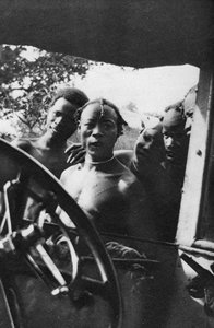 Einheimische Männer sehen zum ersten Mal eine weiße Frau, Mongalla nach Terrakekka, Sudan, 1925-1927