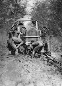 Im Schlamm stecken geblieben, Bulawayo nach Dett, Südrhodesien, ca. 1924-ca. 1925, 1927 von Thomas A. Glover