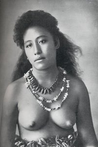 Eine samoanische Schönheit, trägt Halsketten aus Zähnen und Muscheln, 1902 von Thomas Andrew