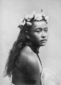 Ein samoanisches Mädchen mit einem Kranz aus Hibiskusblüten, 1902 von Thomas Andrew