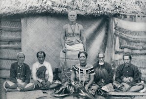 Eine Gruppe von Samoanern, darunter der bekannte Rebell Mataafa Iosefo, die stehende Figur, 1902 von Thomas Andrew