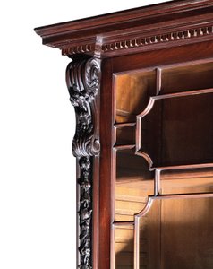 Ein George III Bücherschrank mit gebrochenem Front