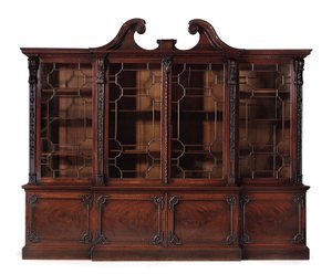 Ein George III Bücherschrank mit gebrochenem Front von Thomas Chippendale