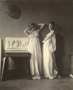 Zwei weibliche Modelle in klassischer Kostümierung mit Eakins