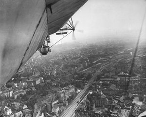 Luftaufnahme von einem Zeppelin von Thomas E. and Horace Grant Grant