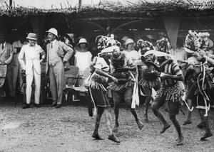 Mädchen des Bundu-Stammes tanzen vor dem Prinzen, Freetown, Sierra Leone, 1925