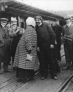 Mr. und Mrs. Bleriot, nachdem ersterer den Kanal überflogen hatte, 1910