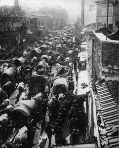 Flüchtlinge strömen nach Konstantinopel, warten auf ein Schiff nach Asien während der türkischen Revolution, 1909 von Thomas E. and Horace Grant Grant