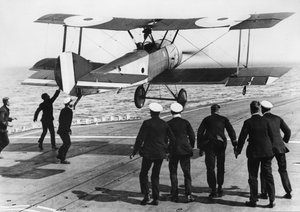 Staffelkommandant Edwin Dunning landet eine Sopwith Pup auf der HMS Furious, 2. August 1917