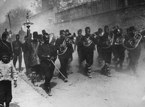 Triumphaler Einzug in Konstantinopel durch junge türkische Soldaten, Mai 1909 von Thomas E. and Horace Grant Grant