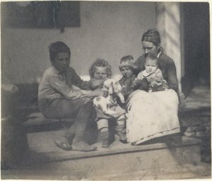 [Frances Crowell mit unbekanntem Jungen, Katie, James und Frances Crowell], 1890