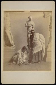 [Zwei männliche Studenten in griechischer Kostümierung vor einem Gipsabguss der Aphrodite im Gipsraum der Pennsylvania Academy]