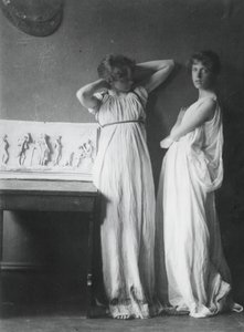 Unbekannte Modelle in griechischen Kostümen, ca. 1883