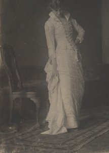 [Frau im weißen Spitzenkleid im Studio von Thomas Eakins], 1880er Jahre von Thomas Eakins