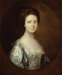 Elizabeth Parry in einem weißen Kleid und blauen geschlitzten Ärmeln