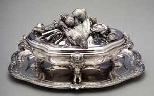 Terrine mit Deckel und Standfuß