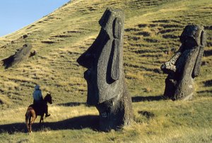 Monolithen der Osterinsel, genannt Moai, in einer vulkanischen Landschaft sind antike Wächter