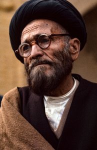 Iranischer schiitischer Geistlicher mit Brille und Turban