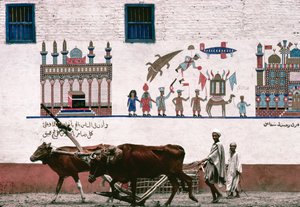 Gemaltes Wandbild auf einer Stuckwand eines Bauernhauses in Luxor erinnert an die frühen Jahre des Bauern