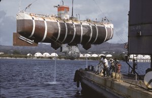 Das Tauchboot Trieste, Apra Hafen, Guam, ca. 1960 von Thomas J. Abercrombie