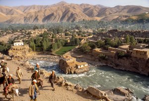 Stammesangehörige am Kokcha-Fluss, der durch eine Schlucht in Faizabad, einer afghanischen Provinzhauptstadt, fließt