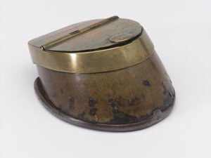 Tintenfass aus einem Pferdehuf, gehörte Captain William Tyrwhitt Drake, Royal Horse Guards, ca. 1829 von Thomas Lee