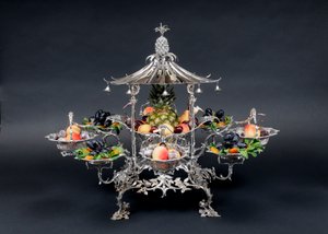 Chinoiserie Epergne von Thomas Pitts