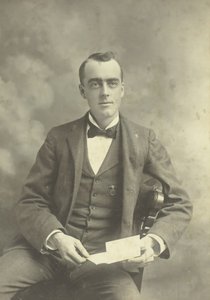 Unbetiteltes Porträt eines sitzenden Mannes, 1880-1899 von Thompson Studio