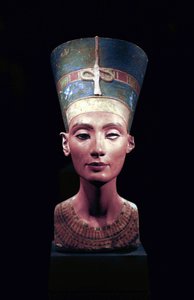 Büste der Nofretete (ca. 1370-1330 v. Chr.) Große Königliche Gemahlin des ägyptischen Pharaos Echnaton. Nofretete und ihr Mann waren für eine religiöse Revolution bekannt. Sie begannen, nur einen Gott zu verehren, Aten, die Sonnenscheibe. von Thutmose Thutmose