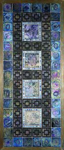 Ein Favrile-Glasfliesenpanel, geformt mit Blumen und geometrischen Mustern, 20. Jahrhundert von Tiffany Studios