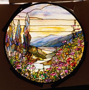 Fenster mit Sonnenuntergang und Bergen, Tiffany Studios, ca. 1900