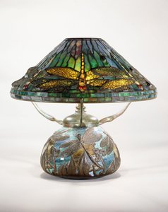 Eine Tiffany Studios Libellen-Tischlampe