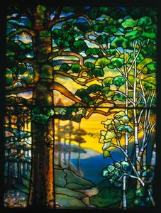Landschaftsfenster mit einem mäandernden Bach unter hohen Tannen (Buntglas)