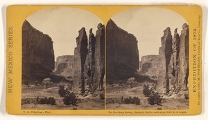 Camp Beauty, Cañon de Chelly, Felswände von etwa 1200 Fuß Höhe. von Timothy H. O