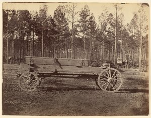 [Wagen mit länglichem Kasten, der möglicherweise Kanonen oder Gewehre transportiert] von Timothy H. O