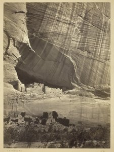 Antike Ruinen im Canyon de Chelly, N.M., in einer Nische 50 Fuß über dem heutigen Canyon-Bett, 1873 von Timothy OSullivan
