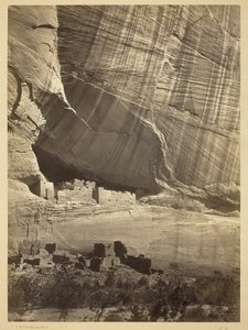 Antike Ruinen im Cañon de Chelle, N.M. In einer Nische 50 Fuß über dem heutigen Cañon-Bett. von Timothy O