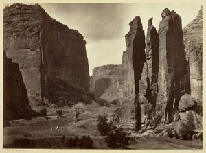 Cañon de Chelle, Wände des Grand Cañon, etwa 1200 Fuß hoch von Timothy O