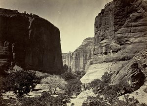 Kopf des Cañon de Chelle, Blick nach unten. Wände etwa 1200 Fuß hoch von Timothy O