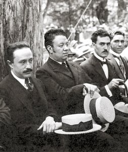 Jose Vasconcelos und Diego Rivera während einer Veranstaltung im Freien im Chapultepec-Park, Mexiko-Stadt, 1921 von Tina Modotti