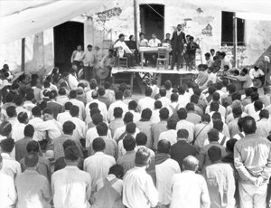 Treffen der Campesinos: Am Tisch Xavier Guerrero und Julio Antonio Mella, Jalapa, Mexiko, 1927
