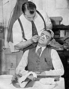 Englands Kapitän Eddie Hapgood erhält Behandlung für eine gebrochene Nase nach einem Spiel gegen Italien, 1934