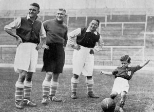 Der junge Tony Hapgood zeigt seine Fähigkeiten in Highbury, London, ca. 1933-1937