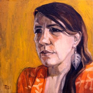 Nachdenkliche Frau in Orange