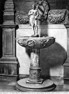 Weihwasserbecken mit einer Statuette von Johannes dem Täufer, Basilika von S. Antonio, Padua